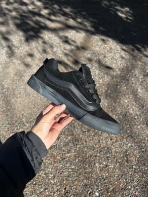 Vans knu total black